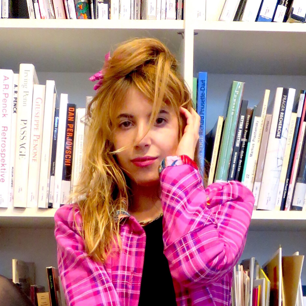 Lolita Taxi. Standard Futura de Victoria Colmegna es narcisismo progre que transforma la autocrítica en lujo y la memoria en&nbsp;diseño