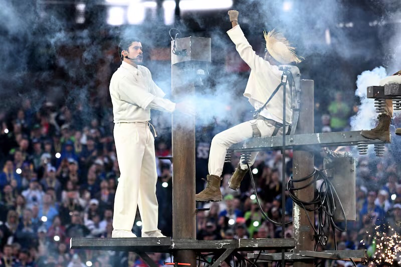 En el Superbowl, Bad Bunny integra al latino siempre que acepte su lugar en la brutal anatomía norteamericana (tanto Demócrata como Trumpiana) (ESP) or “Bad Bunny integrates Latinos only on the condition that they accept their place—of inferiority—within America’s brutal national anatomy, Democratic and Trumpian alike”&nbsp;(ENG).